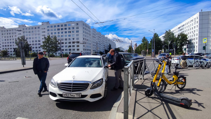 Белый автомобиль Mercedes после ДТП на городской улице