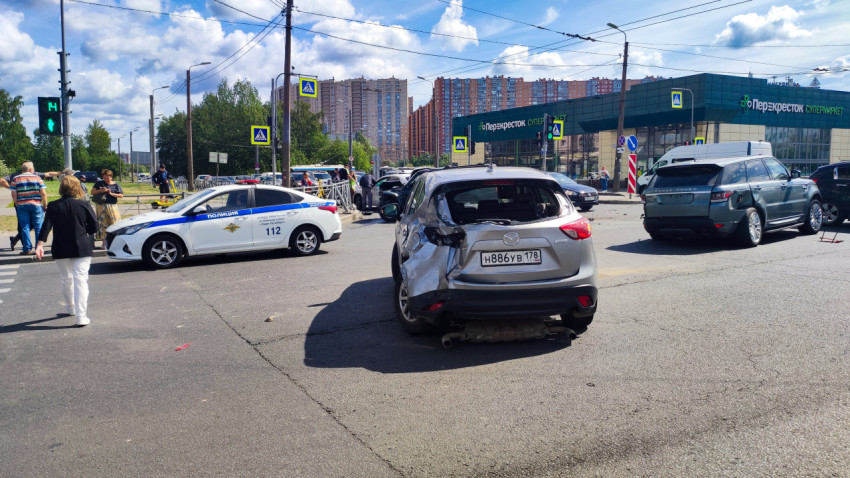 Поврежденный Mazda CX-5 и Range Rover после аварии на перекрестке