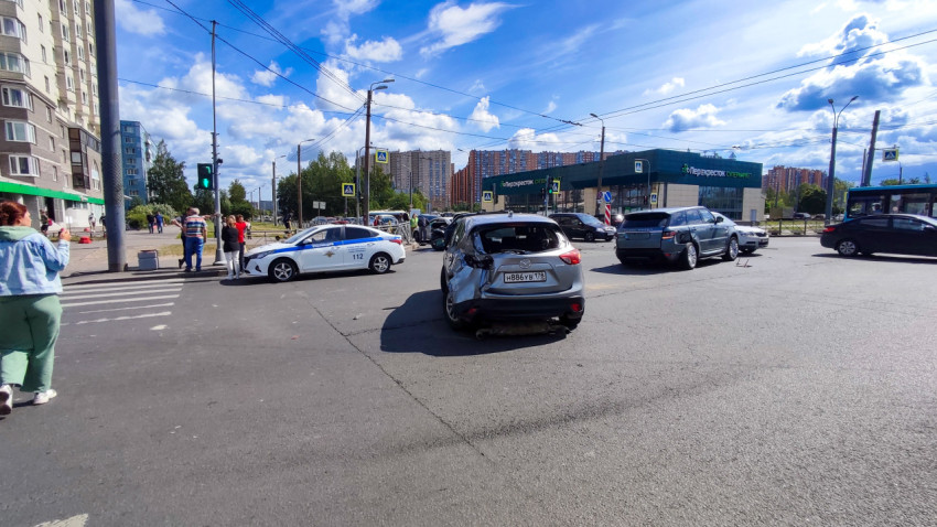 ДТП с участием Mazda CX-5 и полиции на городском перекрестке