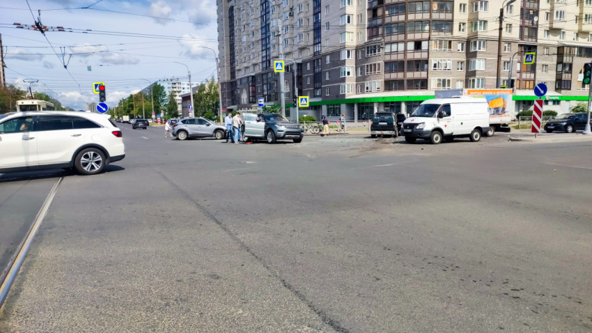 Перекресток с автомобилями и последствиями ДТП