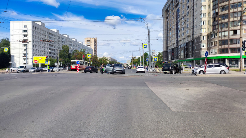 Перекресток с автомобилями после аварии