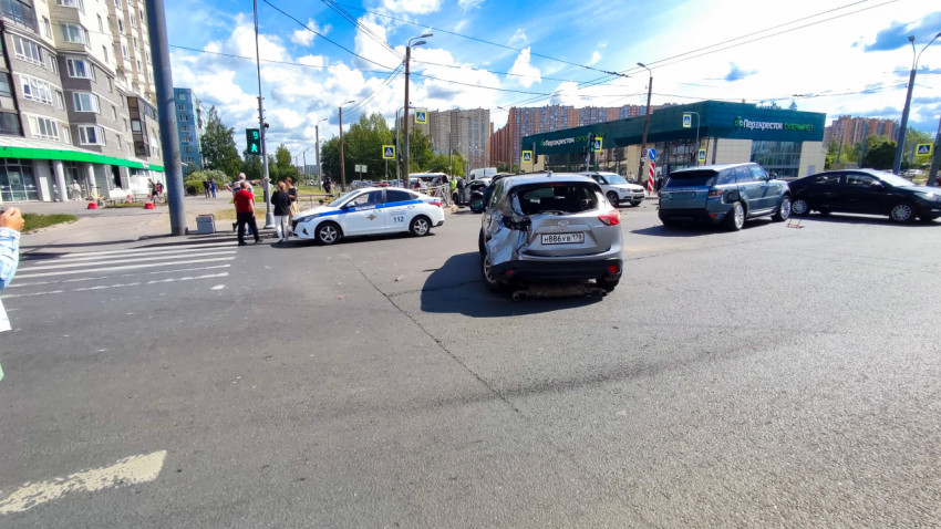 Перекресток с поврежденным автомобилем Mazda и полицией