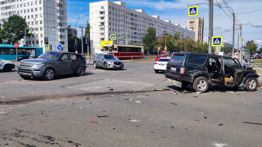 Поврежденные автомобили на проезжей части после ДТП
