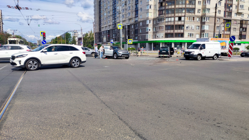 Автомобили на перекрестке рядом с поврежденным внедорожником