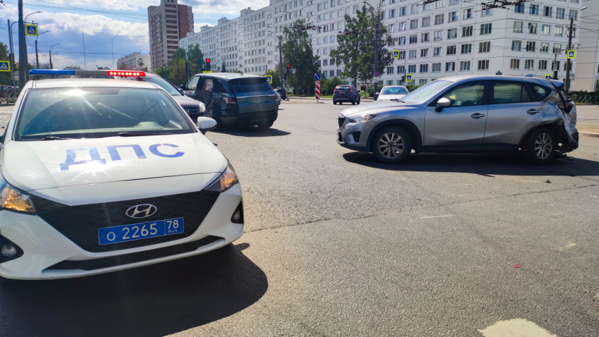 Полицейский автомобиль и Mazda CX-5 на месте аварии