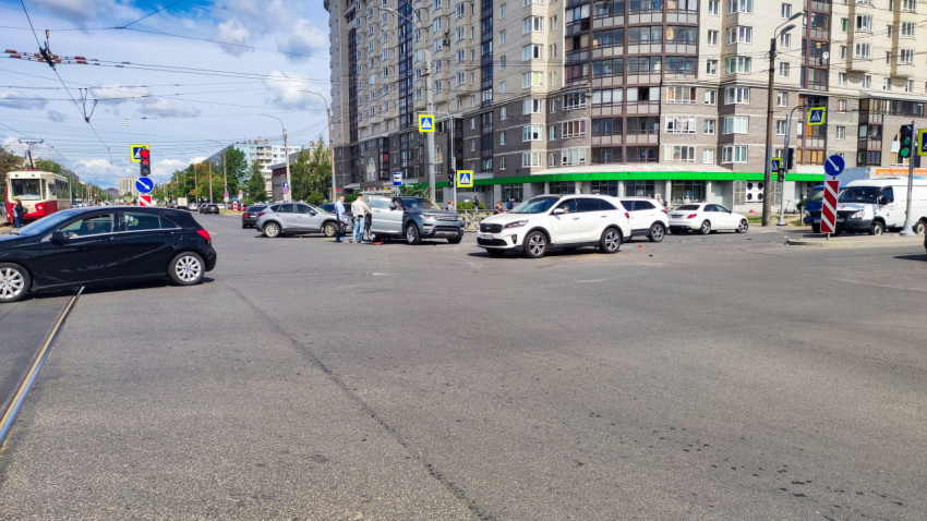 Скопление автомобилей на перекрестке после ДТП