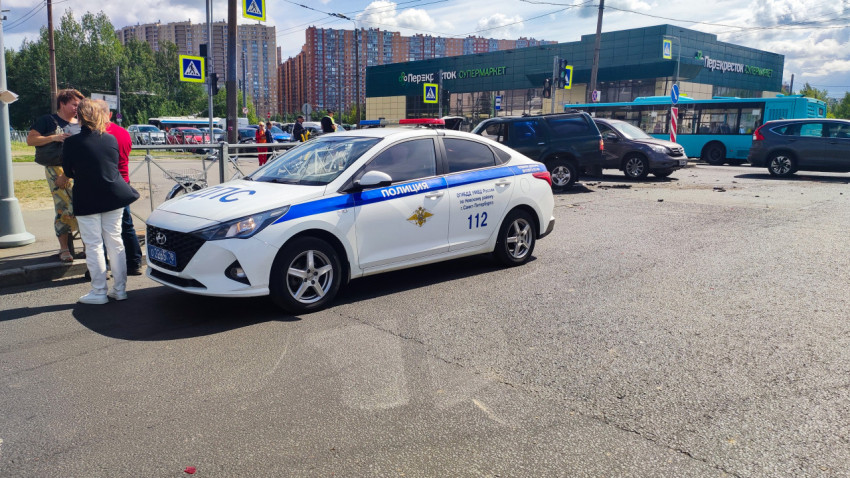 Машина ГИБДД на месте ДТП у супермаркета «Перекресток»