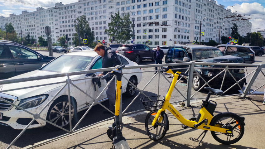 Сильное повреждение автомобилей после ДТП