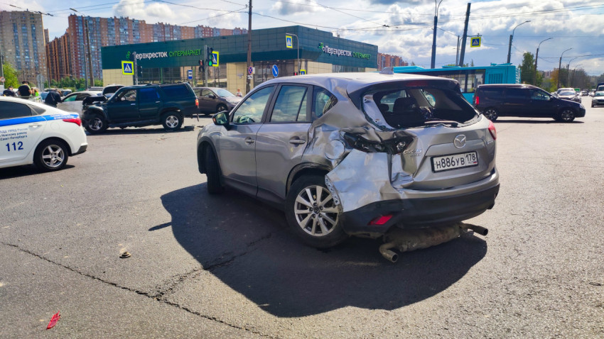 Поврежденный автомобиль Mazda CX-5 после ДТП на перекрестке