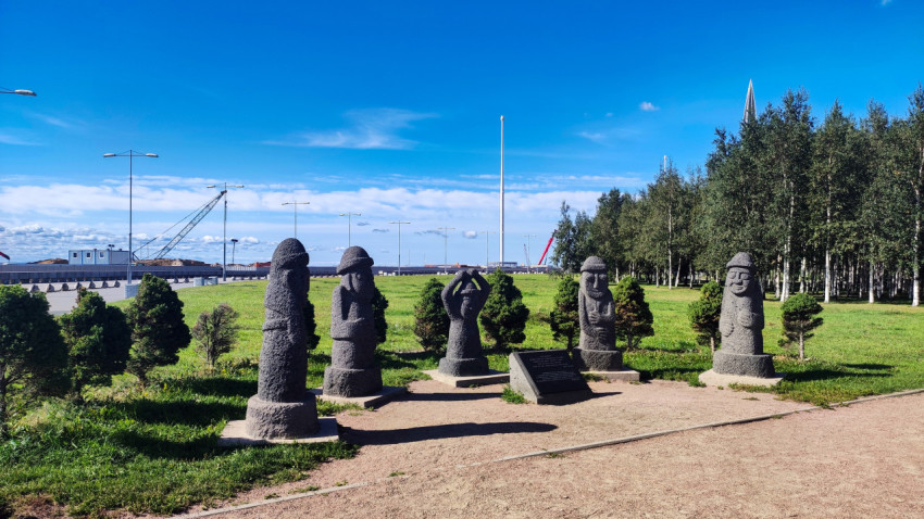 Каменные фигуры в парке 300-летия Санкт-Петербурга