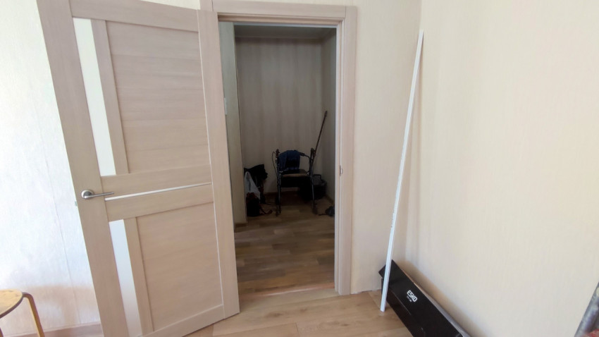 Комната с открытой дверью в кладовую