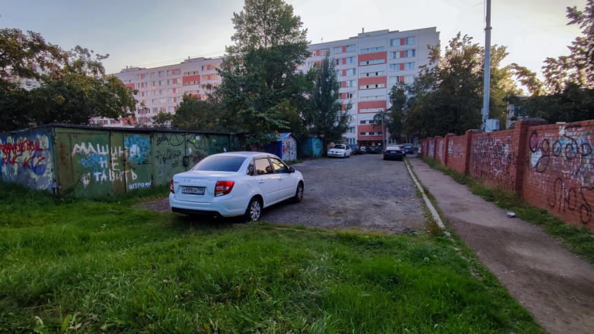 Автомобильная стоянка у гаражей во дворе жилого квартала