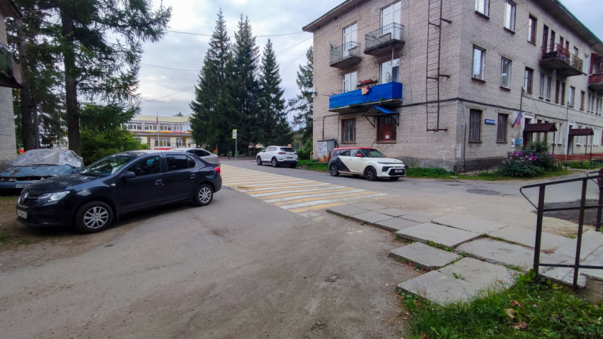 Жилой квартал с пешеходным переходом у кирпичного дома советской постройки