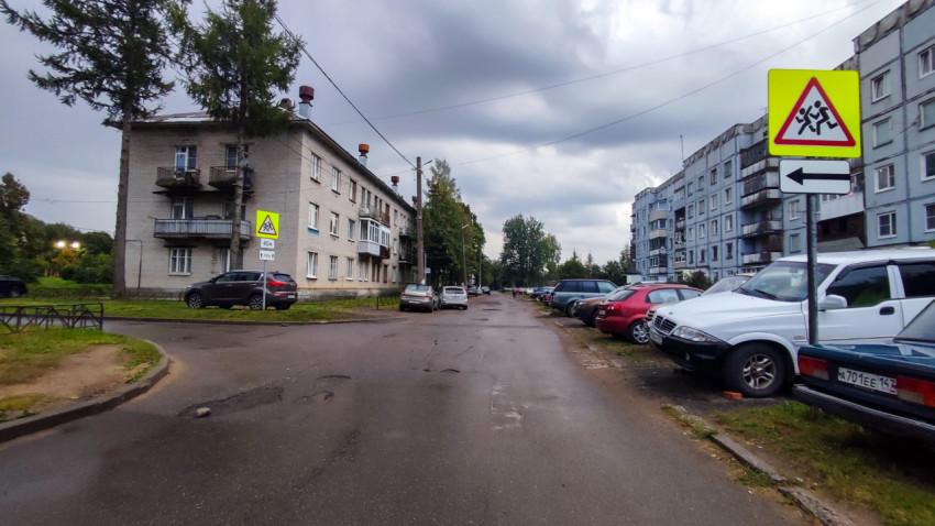 Улица с жилыми домами и предупреждающим знаком «Дети»