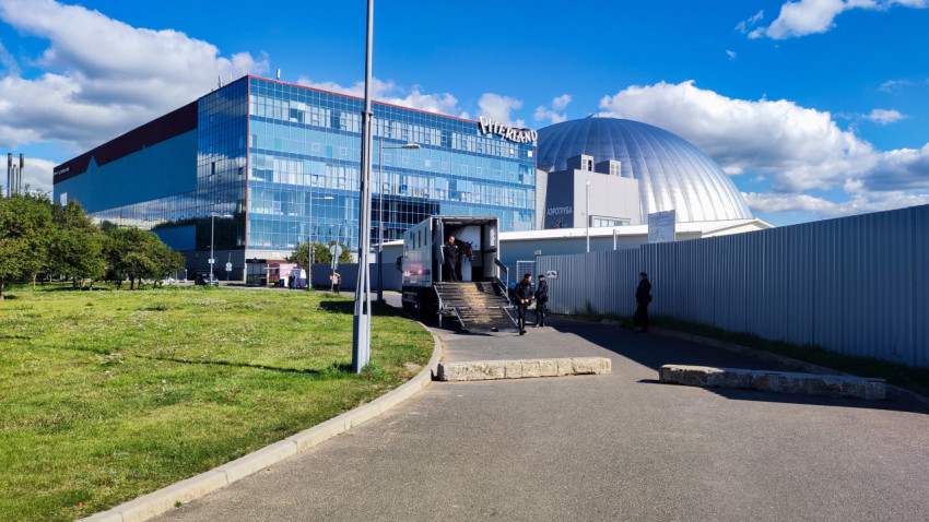 Территория комплекса «Питерлэнд» с выездом спецтранспорта