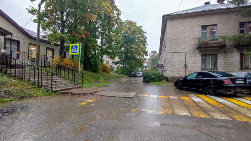 Пешеходный переход и жилые дома в дождливую погоду