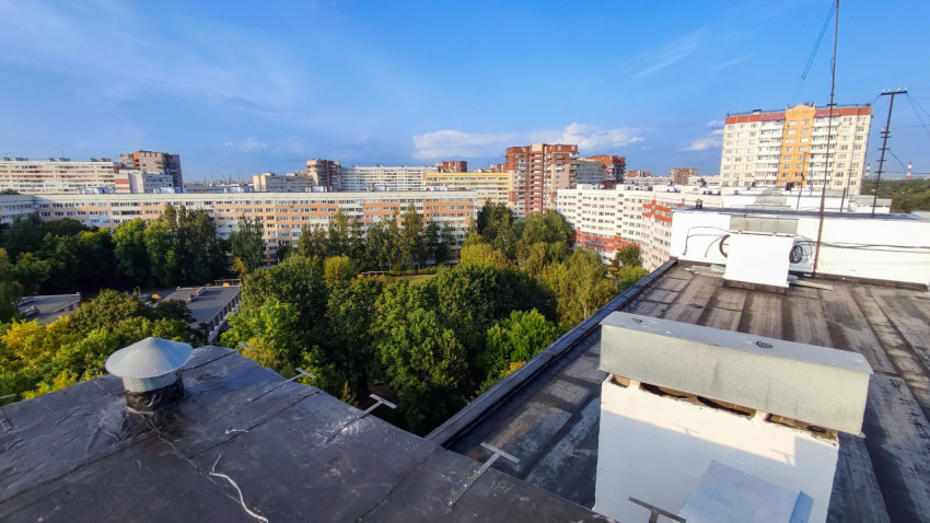 Вид с крыши жилого дома на район многоэтажной застройки