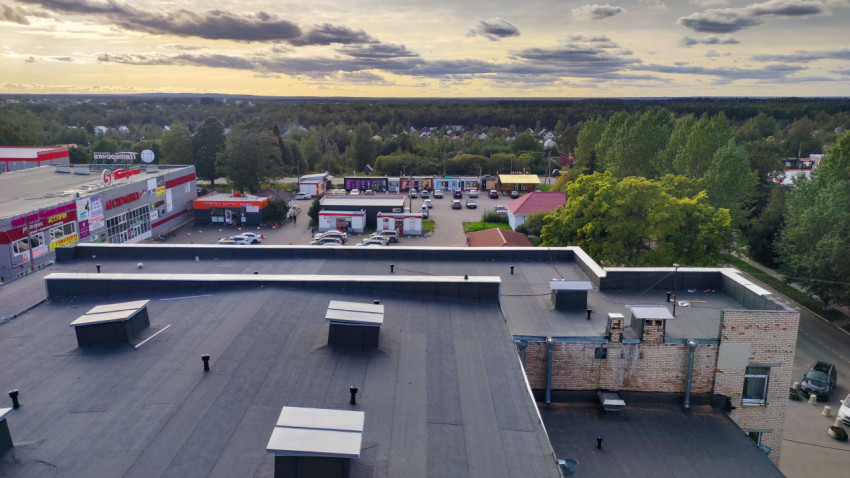 Вид на торговые здания и парковку с высоты крыши