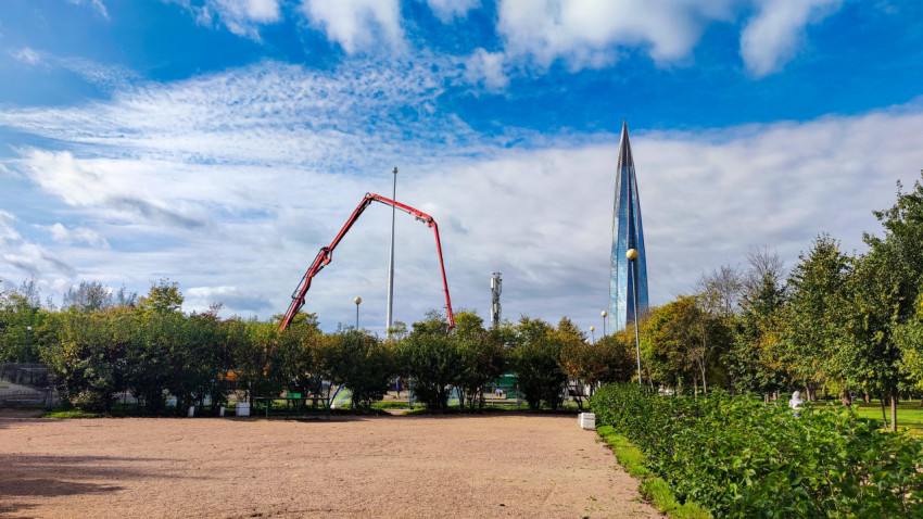 Бетонный насос и башня «Лахта-центр» в Санкт-Петербурге