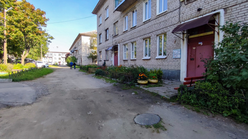 Двор жилого дома с цветами у подъезда