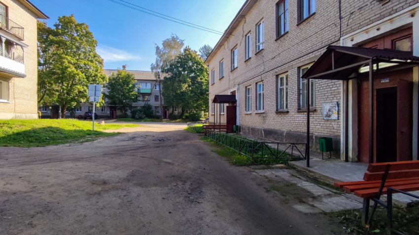 Двор жилого квартала с кирпичными домами и деревьями