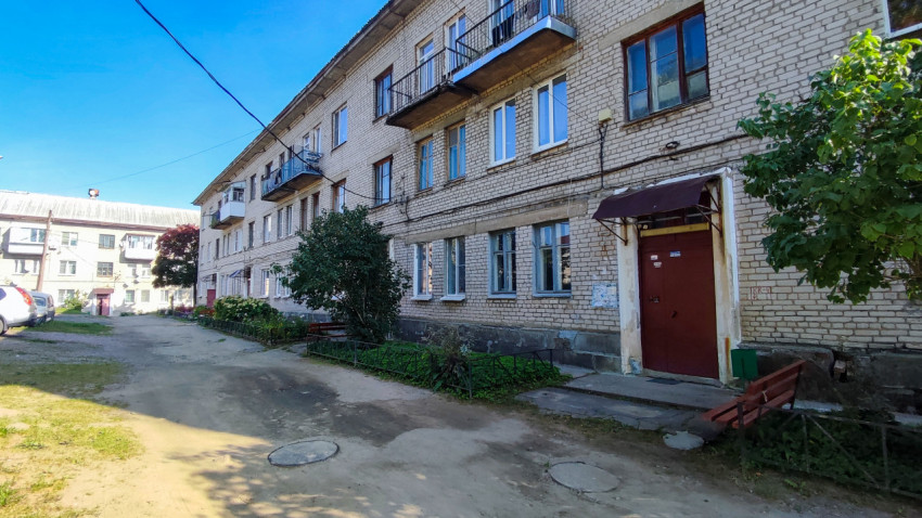 Двор жилого дома советской постройки с кирпичными фасадами