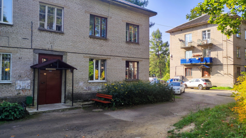 Кирпичные жилые дома советской постройки с парковкой во дворе