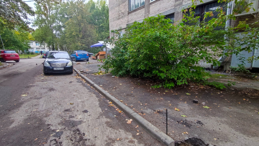 Установка бордюра у жилого дома