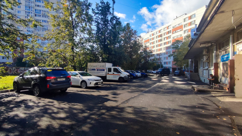 Асфальтированная парковка у жилого дома