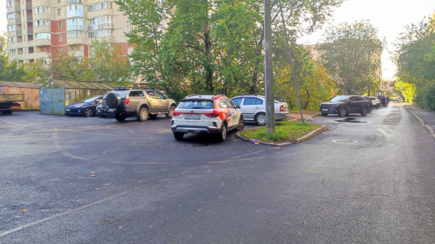 Парковка во дворе жилого дома после укладки нового асфальта