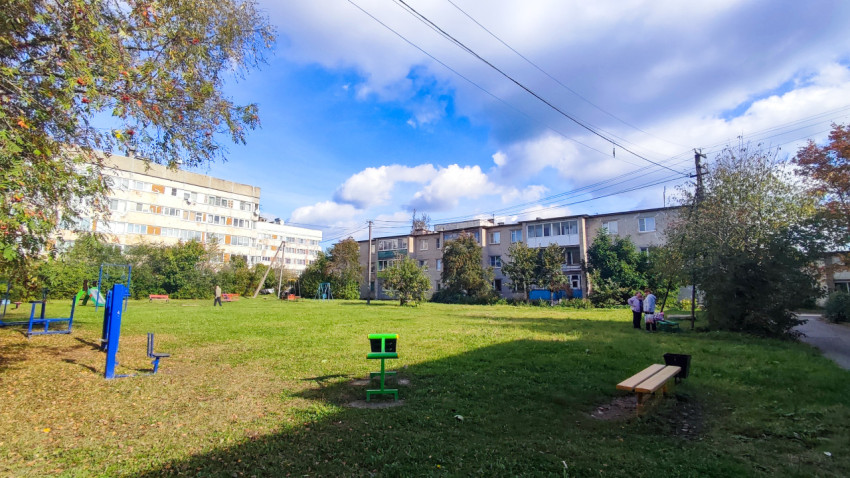 Зелёный двор с детской площадкой и жилыми домами советского периода