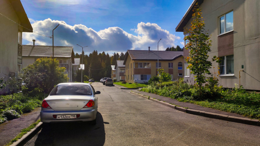 Жилой квартал с двухэтажными домами и уличным освещением