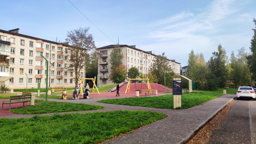 Городская детская площадка во дворе жилых домов