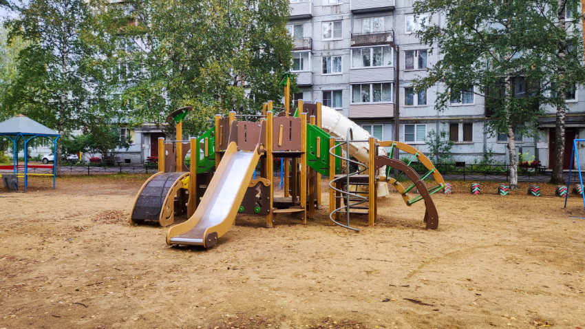 Детская игровая площадка во дворе жилого дома