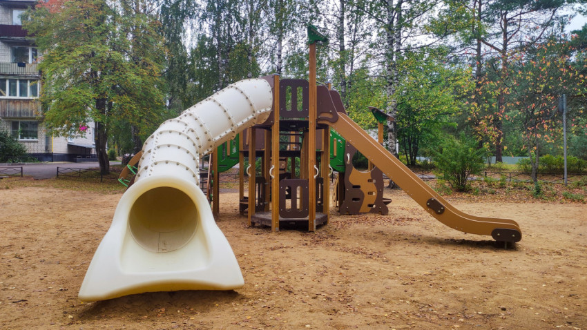 Игровой комплекс с трубчатой горкой на детской площадке