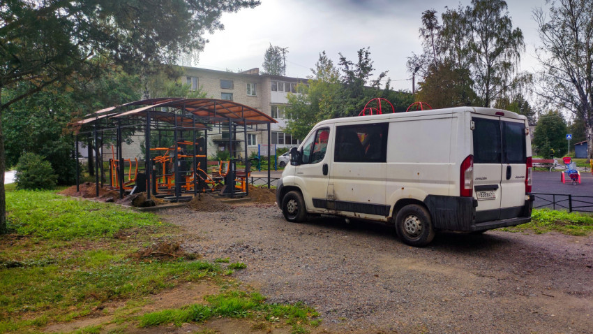 Монтаж уличных тренажёров под навесом во дворе