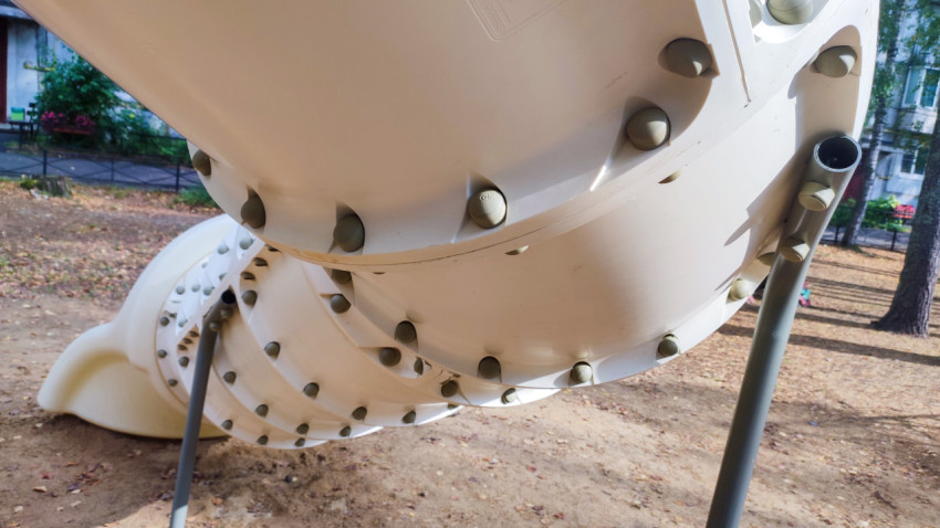 Нижняя часть спиральной горки на детской площадке