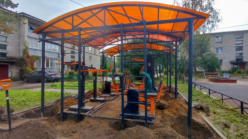 Установка уличных тренажёров под металлическим навесом