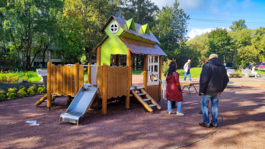 Игровой домик с горкой на детской площадке