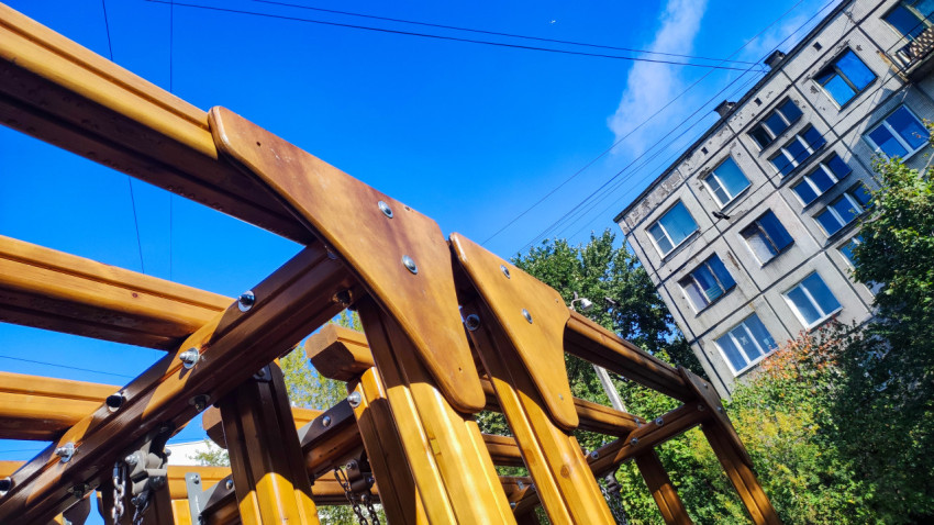 Крепёжные узлы деревянной конструкции под голубым небом