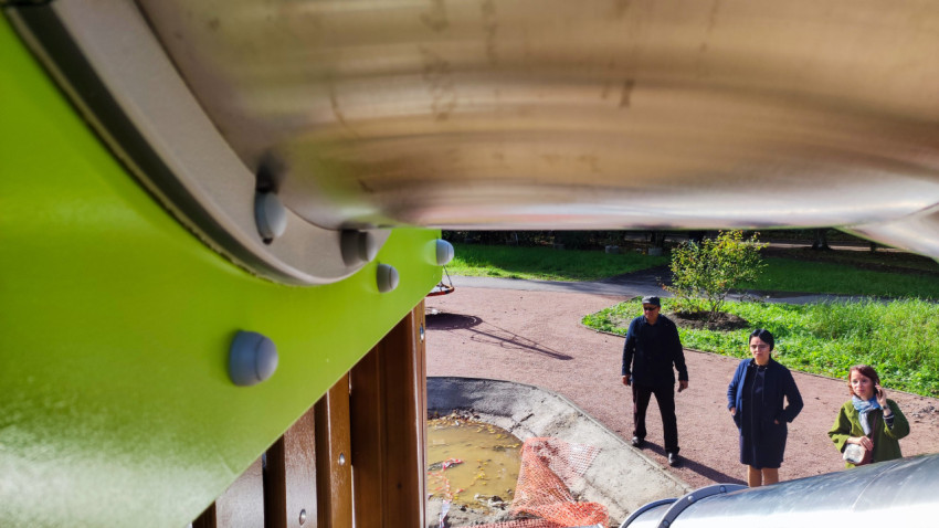 Нижняя часть горки и элементы крепления на детской площадке