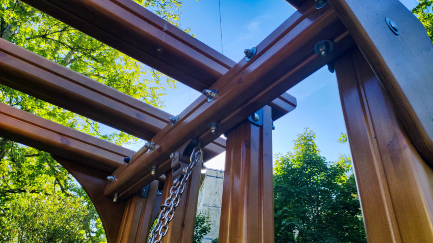 Узел соединения деревянных балок с металлическими креплениями