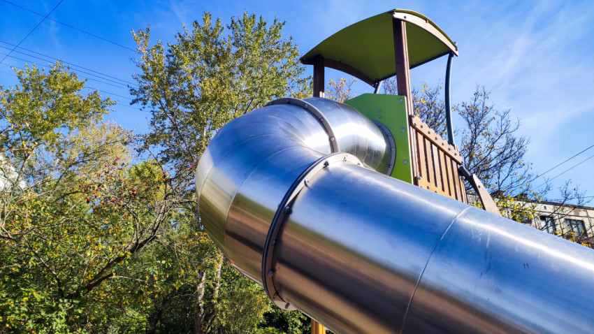 Металлическая горка детского комплекса крупным планом