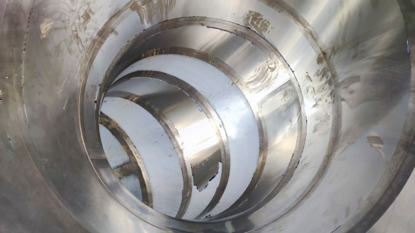 Внутренняя поверхность металлической горки-трубы на детской площадке