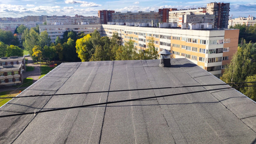 Вид на крышу жилого дома с новым кровельным покрытием