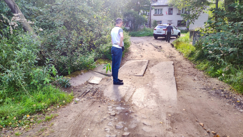 Осмотр участка дороги с бетонными плитами и повреждениями