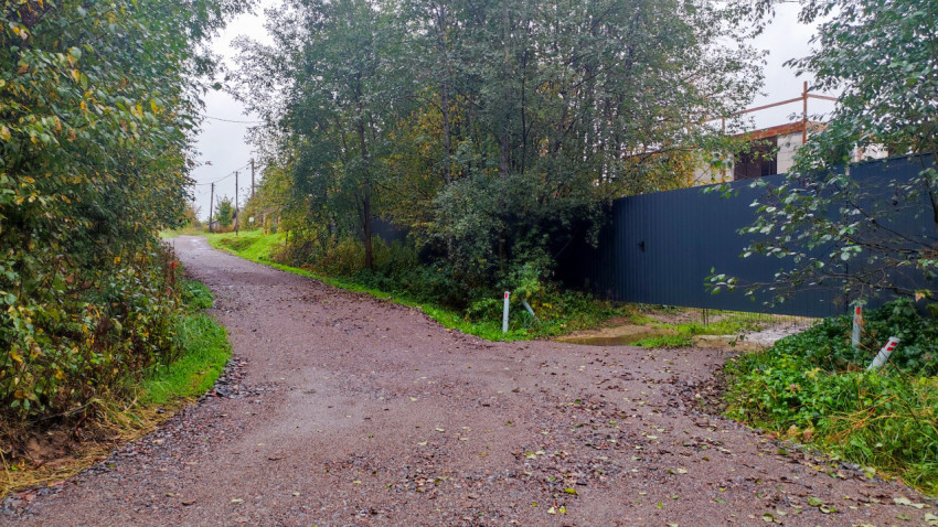 Развилка двух узких дорог у забора частного участка