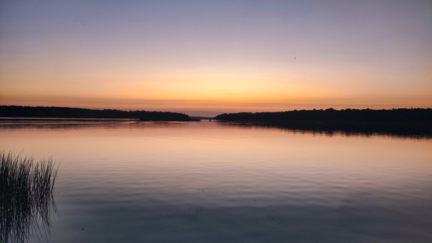 Закат над зеркальной гладью озера