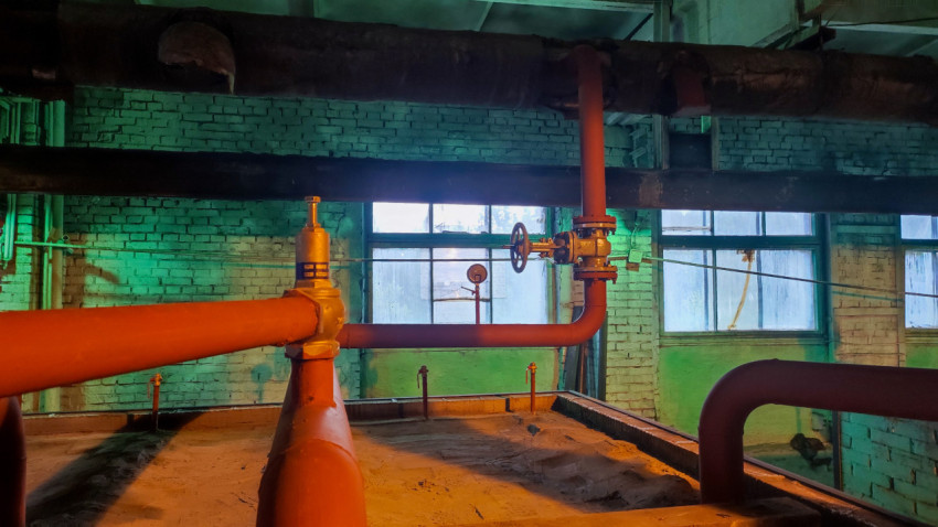 Запорный вентиль и трубопровод в котельной