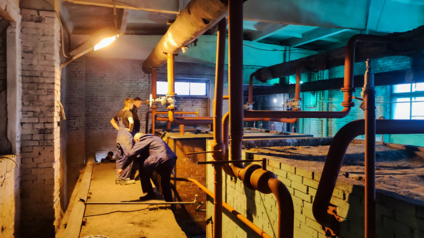 Рабочие у котельных установок на верхнем уровне